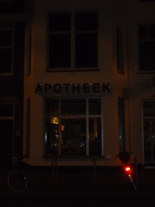 De apotheek was in duisternis gehuld...